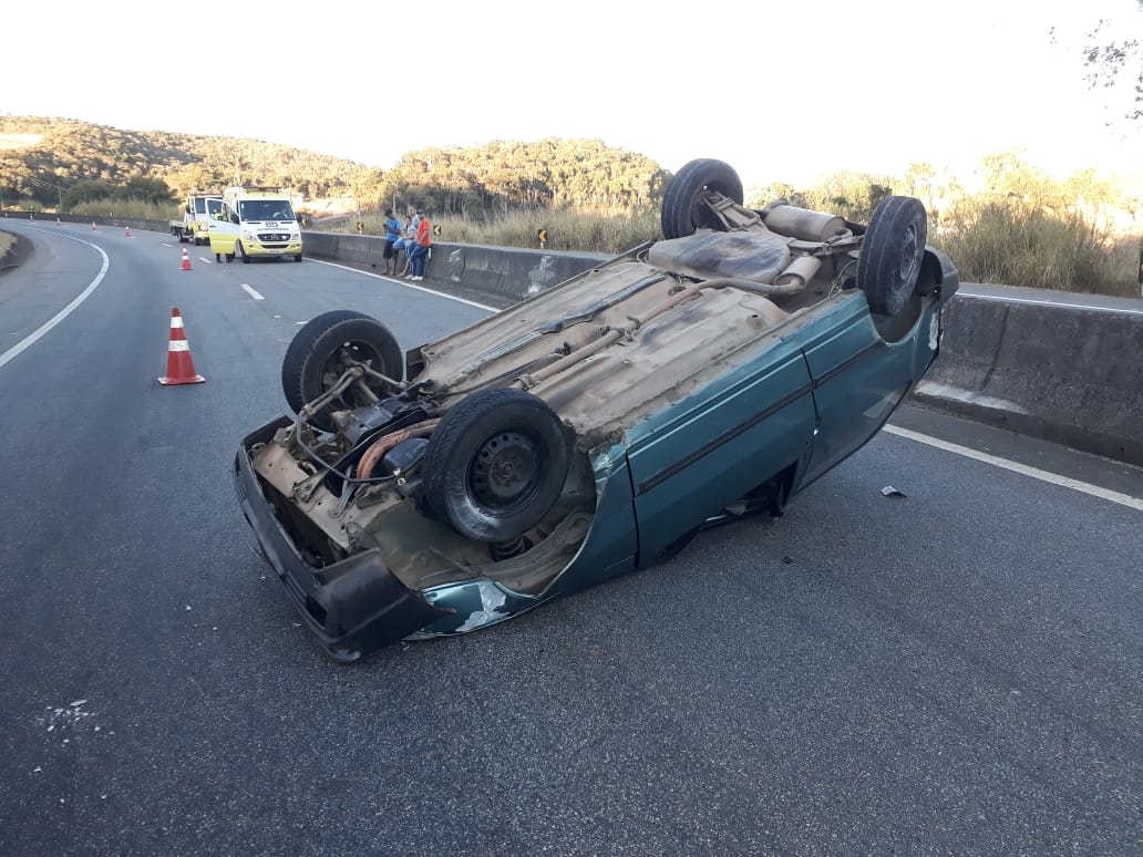 Carro capota na BR-040 e deixa uma pessoa ferida