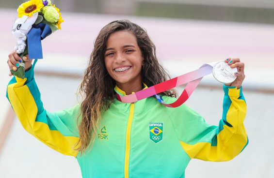 Rayssa leal faz história e conquista medalha de prata no skate