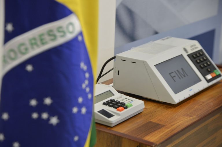 Comissão especial rejeita parecer sobre voto impresso obrigatório