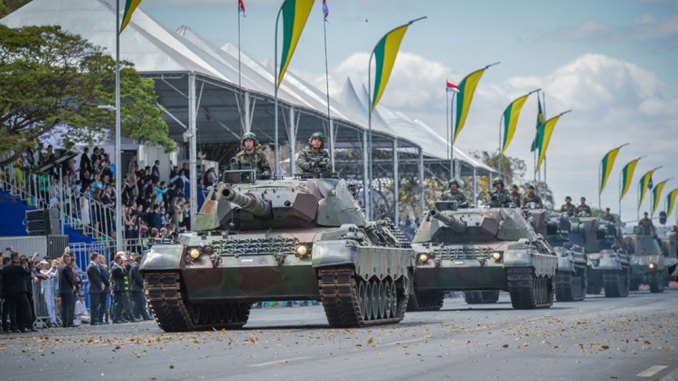 Em dia da discussão do voto impresso, Bolsonaro receberá desfile de tanques na Esplanada