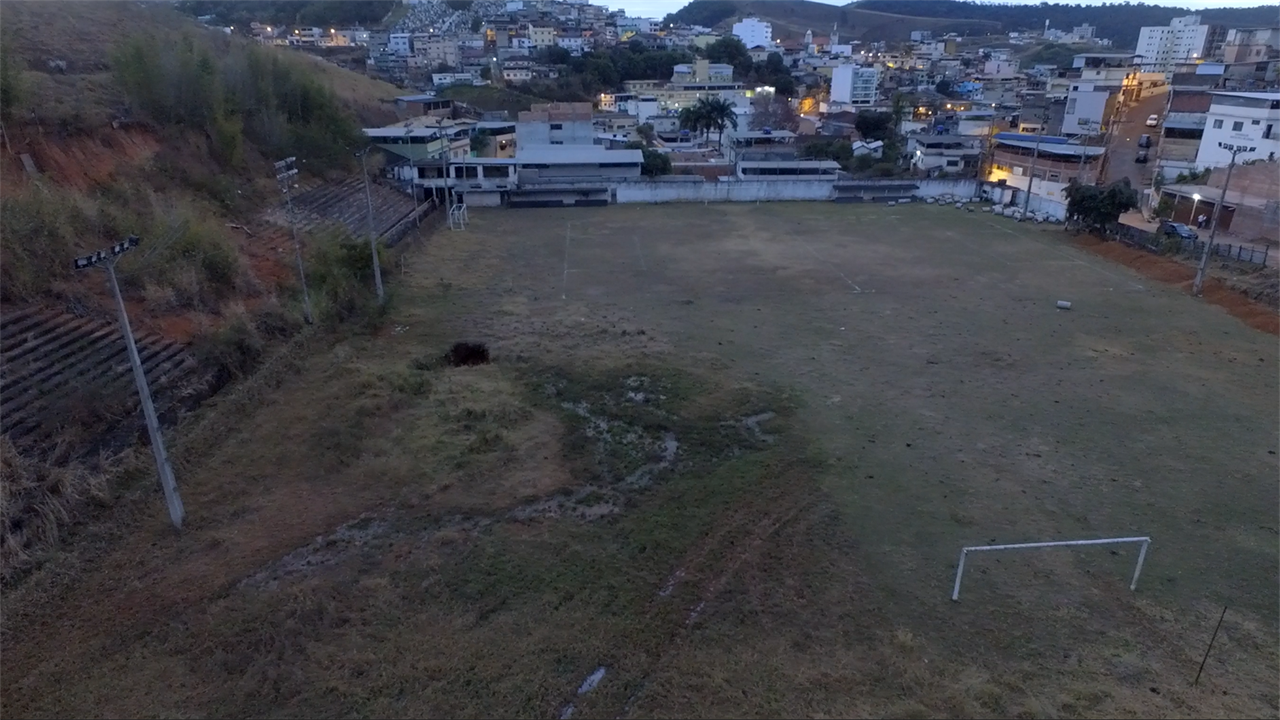 Cratera em campo de futebol coloca moradias em risco no centro da cidade