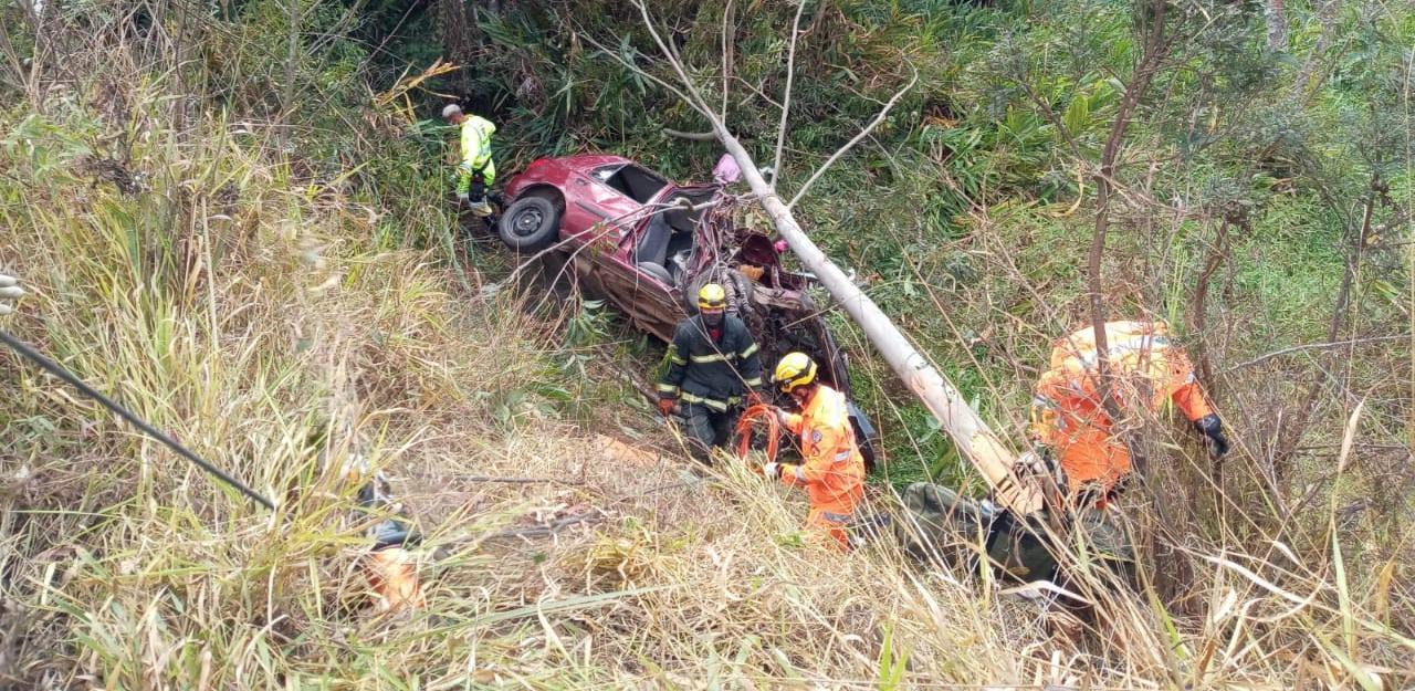 Jovem de 26 anos morre e pais ficam feridos em acidente na BR-040