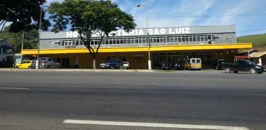 Carro e moto batem de frente próximo à Leiteria São Luiz em Santos Dumont