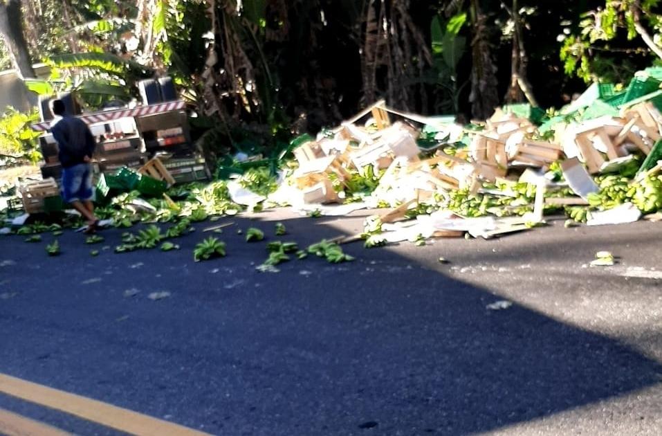 Caminhão carregado com bananas tomba na BR-040 em Santos Dumont