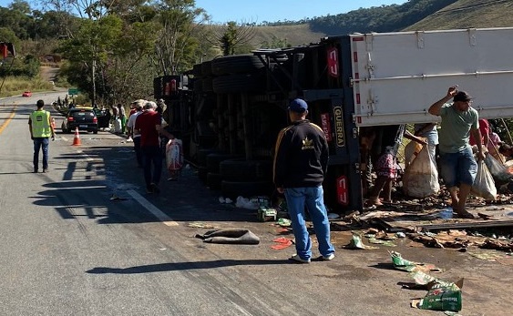 Caminhão carregado com cerveja tomba na BR-040 em Santos Dumont