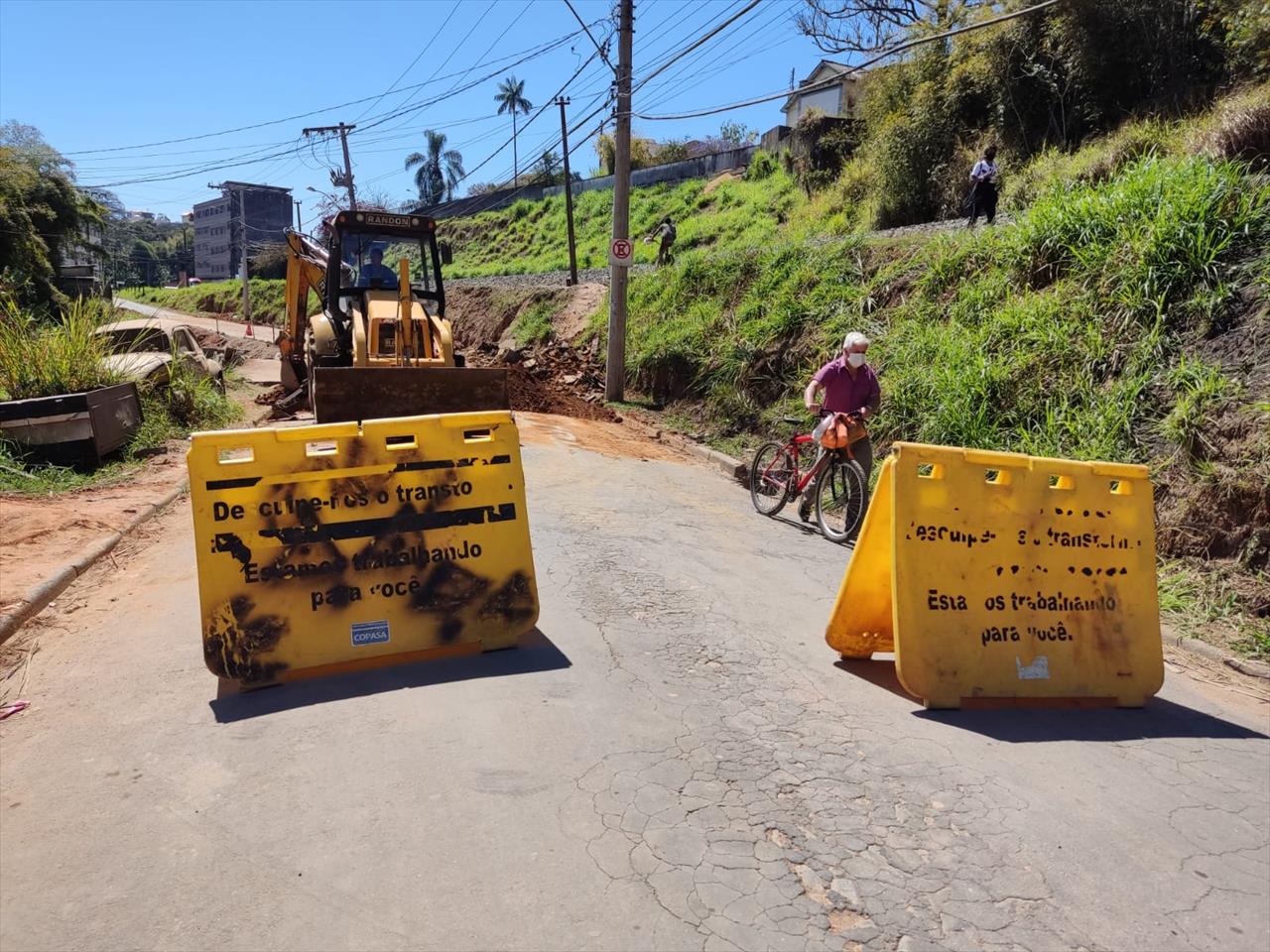 Trânsito na rua Pedro Ribeiro é alterado por obra da Copasa