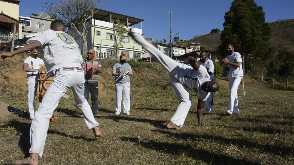 A arte da Capoeira transformando crianças em guerreiros do bem