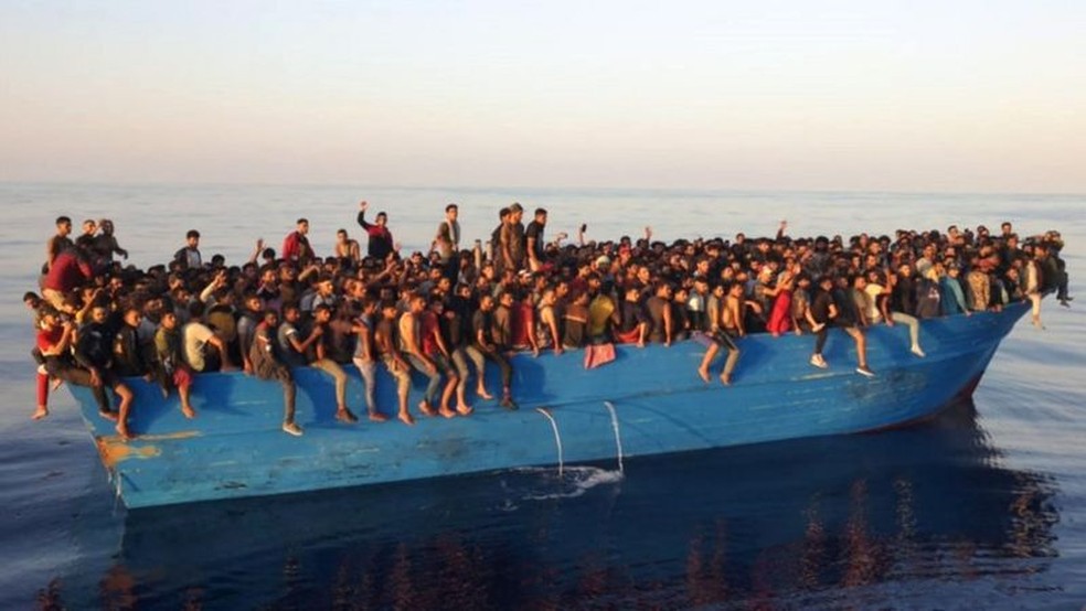 A impactante imagem de 500 migrantes 'transbordando' de barco encontrado perto da Itália