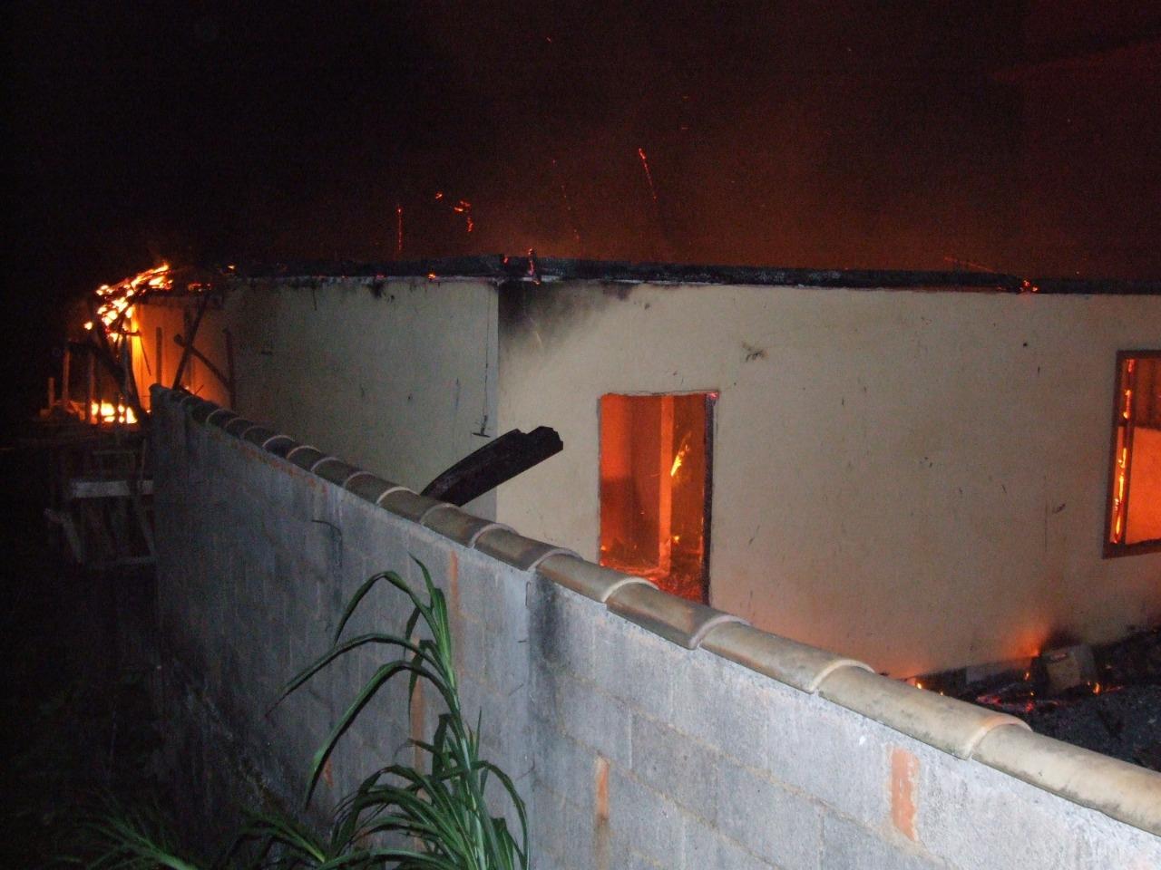 Comunidade combate incêndio na localidade do Engenho, em Santos Dumont