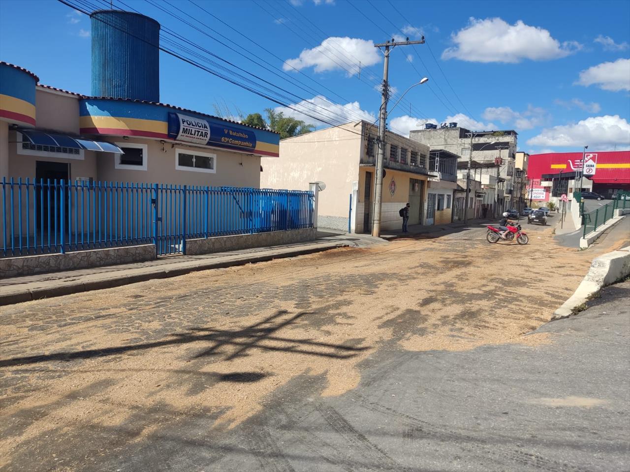 Caminhão derrama óleo na pista em frente à sede da PM em Santos Dumont