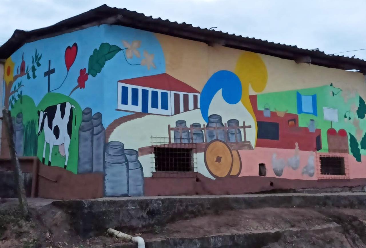 Pinturas em muros de São João da Serra reforçam a identidade do local