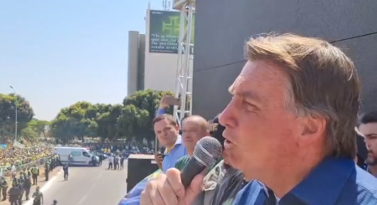 Bolsonaro: 'Ultimato a todos que estão na Praça dos Três Poderes'