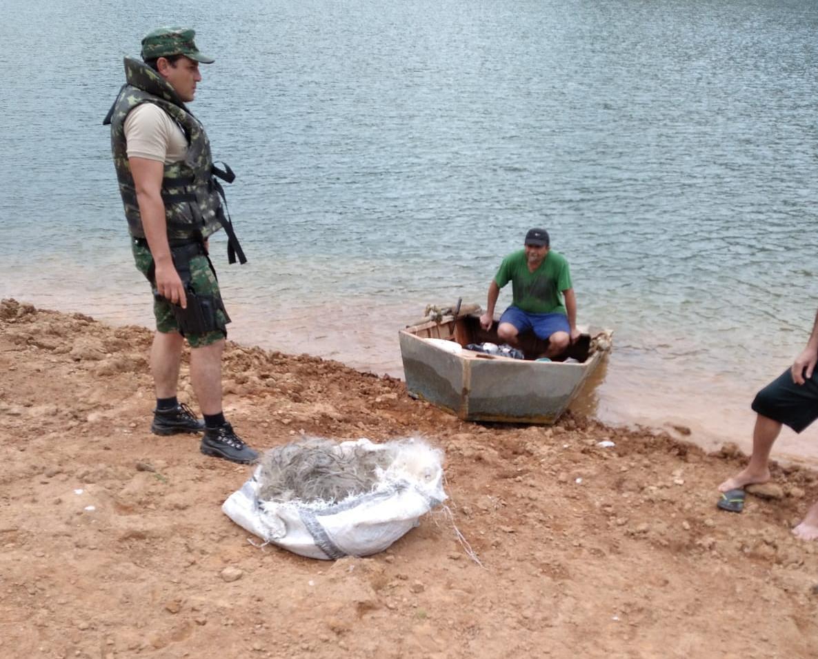 Homens são presos com rede de pesca na represa de Chapéu D'Uvas, em Santos Dumont