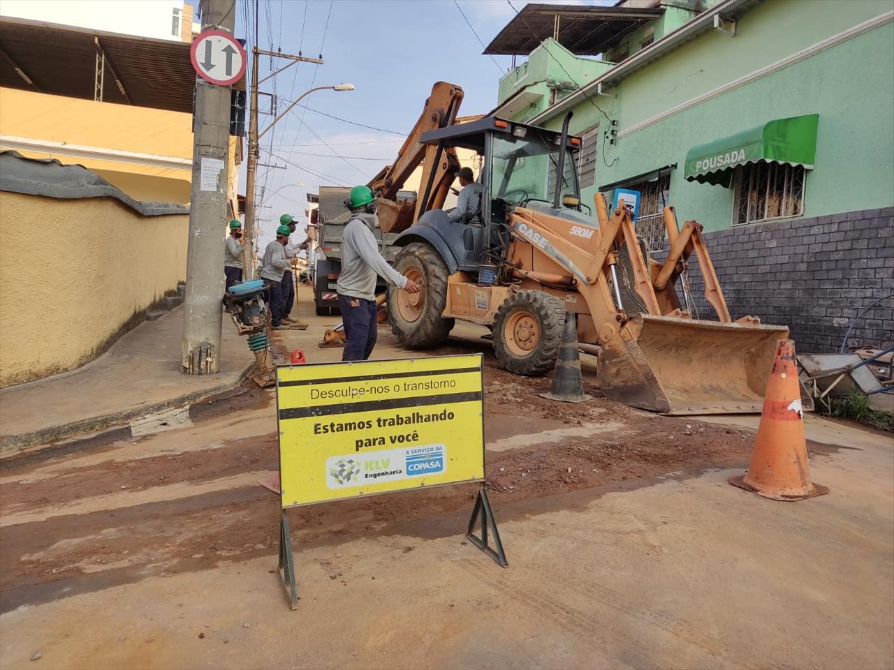 Obra da Copasa interdita parte do trânsito de veículos na rua São José nesta sexta-feira