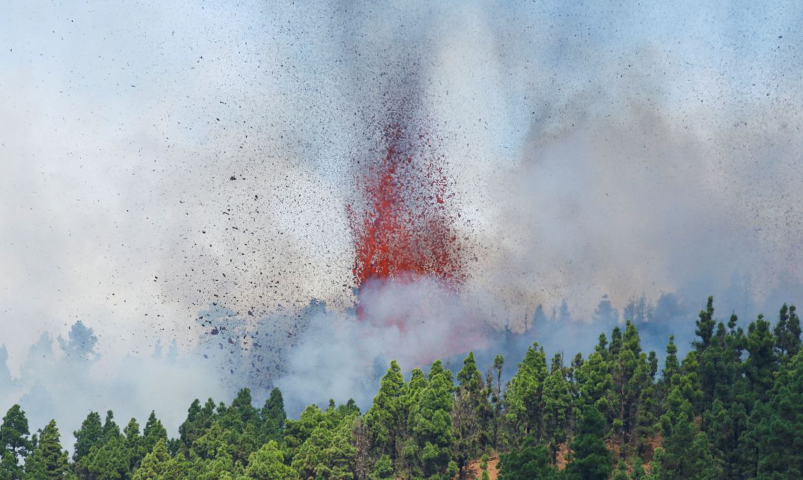 Vulcão Cumbre Vieja entra em erupção no Arquipélago das Canárias