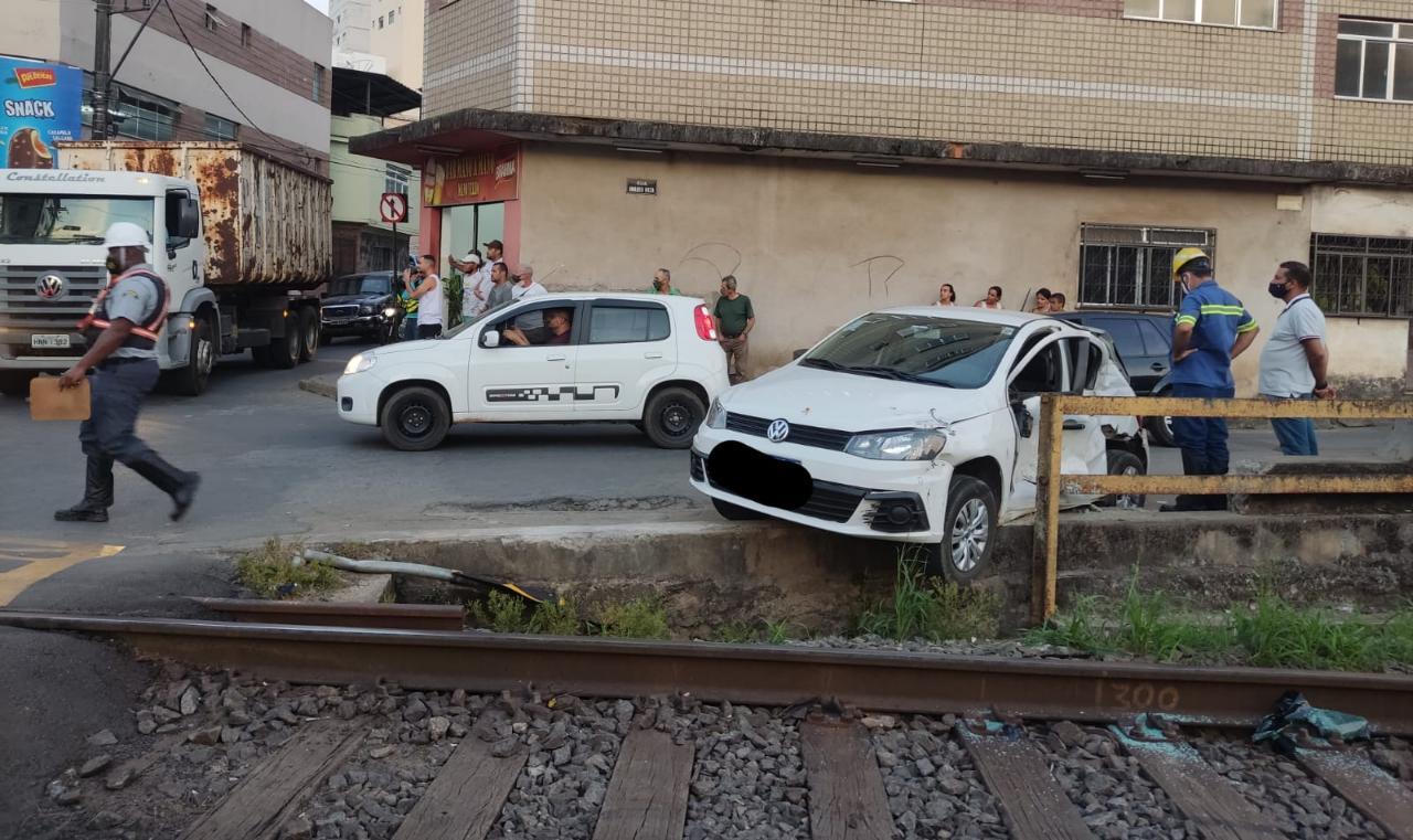 Carro e trem se envolvem em acidente na travessia do bairro da Glória