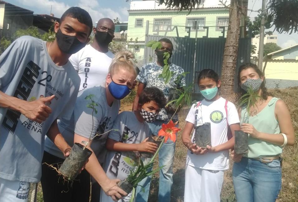 Alunos de capoeira plantam mudas em comemoração ao Dia da Árvore, em Santos Dumont