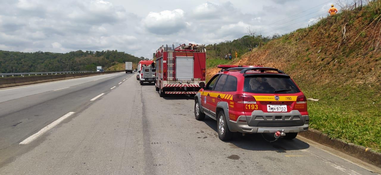 Corpo de Bombeiros resgata vítima eletrocutada em poste na BR-040, em Juiz de Fora