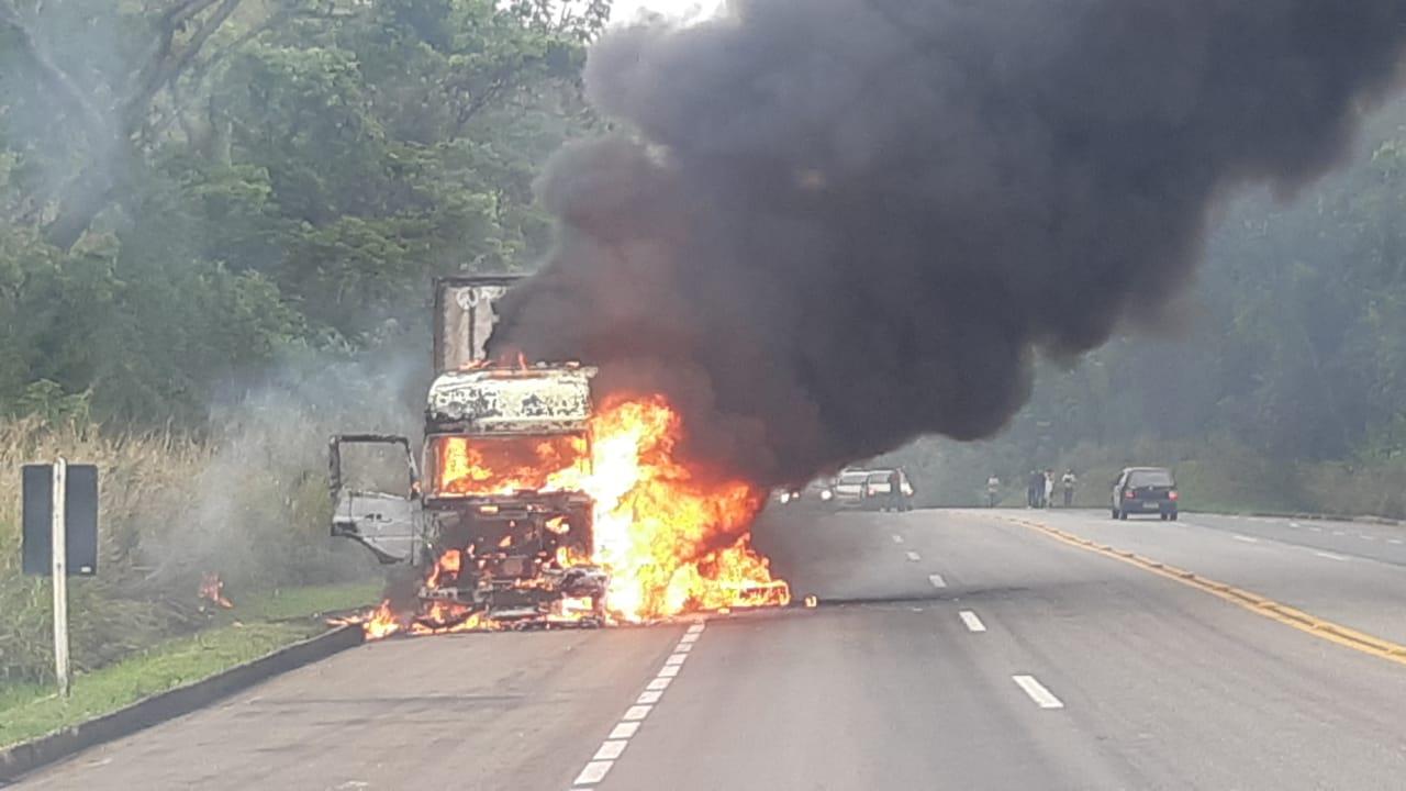 Carreta pega fogo na BR-040 após tanque de combustível se soltar do veículo