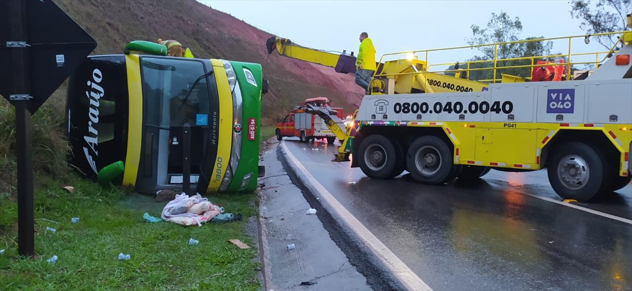 Ônibus com mais de 40 pessoas tomba e deixa um morto em Ewbank da Câmara