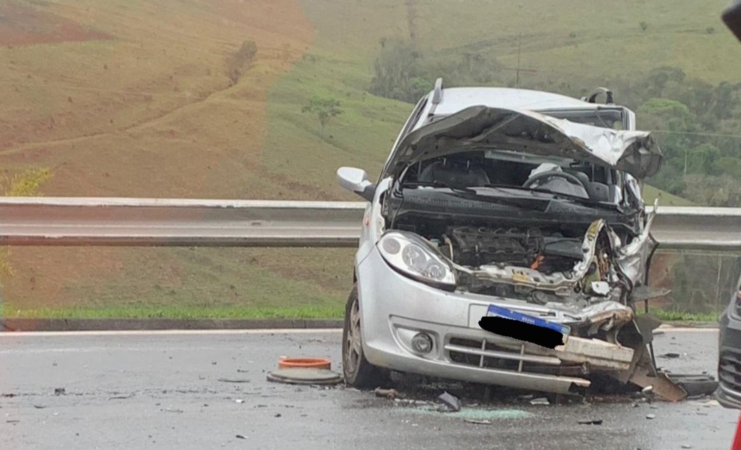 Motorista de veículo com placas de Santos Dumont fica preso às ferragens em acidente na BR-040 em Ewbank da Câmara