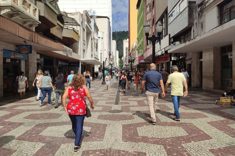 Ladrões assaltam joalheria, atiram contra funcionárias e fogem com 3 sacolas de mercadorias no Centro de Juiz de Fora