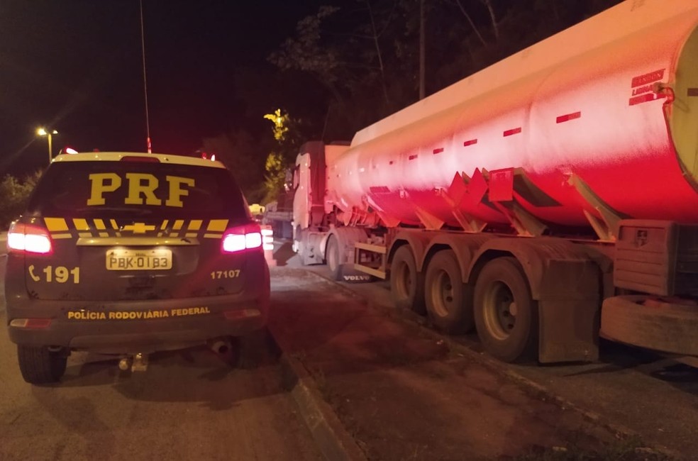 PRF apreende 30 mil litros de etanol transportados com documentação irregular em Juiz de Fora