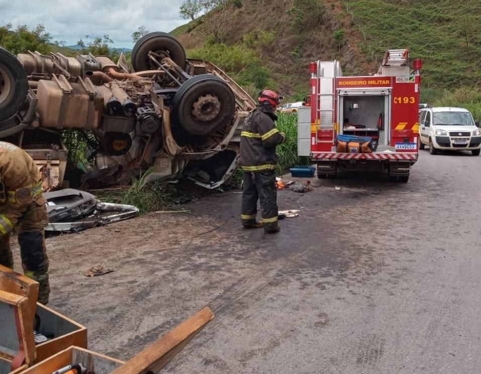 Condutor de carreta morre ao capotar com veículo na Serra de Santa Bárbara