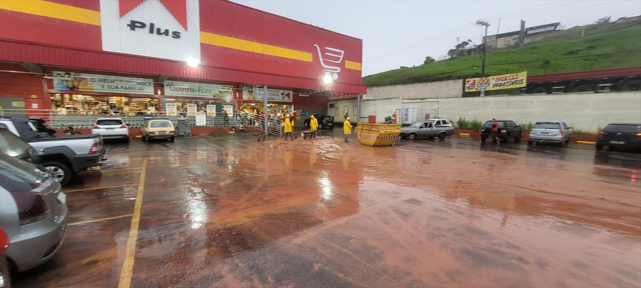 Chuva causa enchente em Oliveira Fortes e danos a supermercado em Santos Dumont