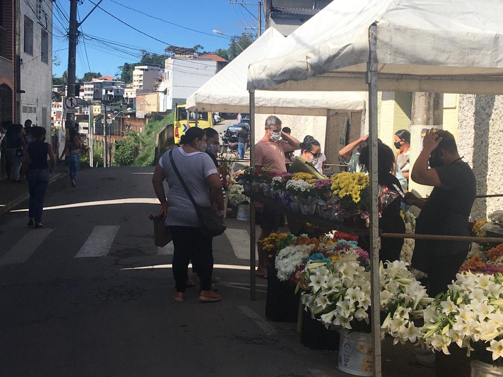 Dia de Finados movimenta o mercado de flores em Santos Dumont