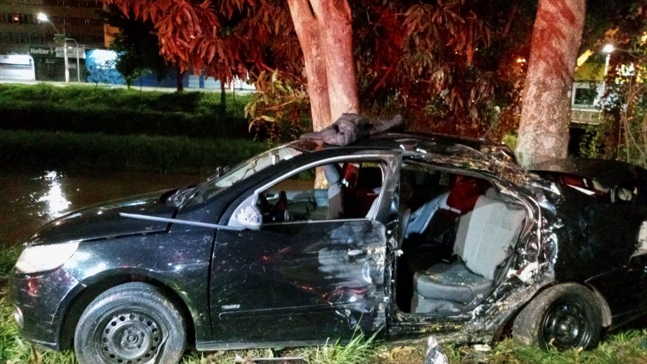 Carro bate em árvore e deixa dois mortos e um ferido em Juiz de Fora