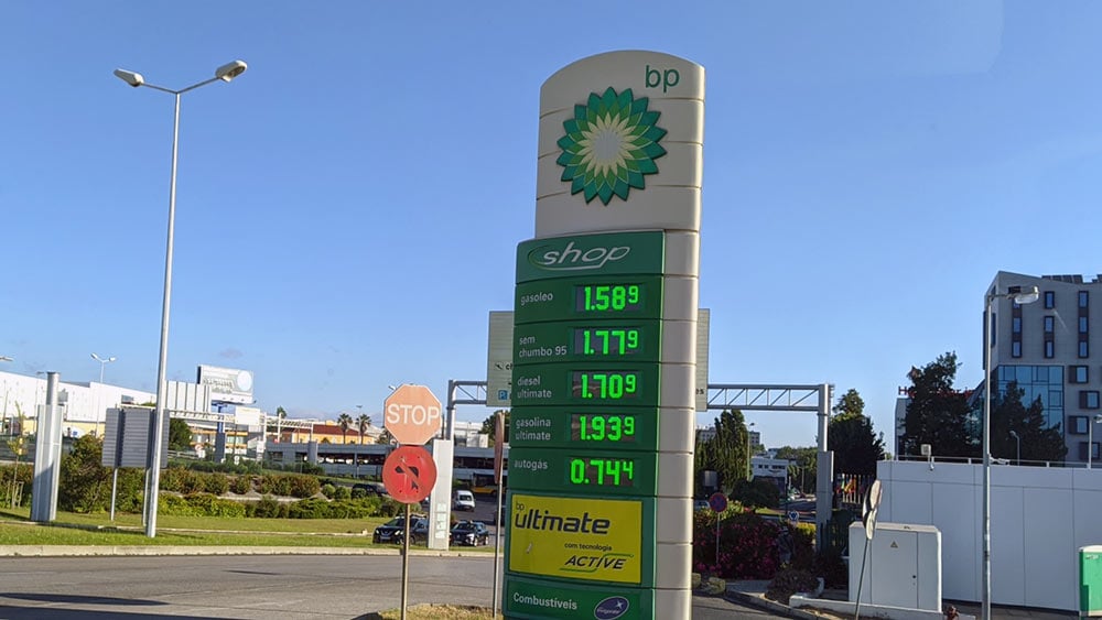 Alta  Em Portugal, gasolina recebe 30º aumento no ano e preço do litro vai € 2 Euros, equivalente a R$ 13 reais