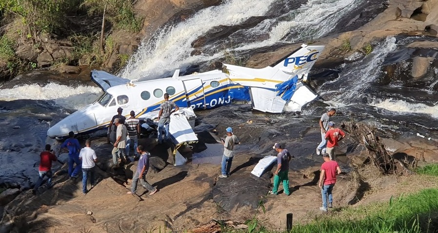 Avião com Marília Mendonça cai em MG, assessoria diz que cantora está bem