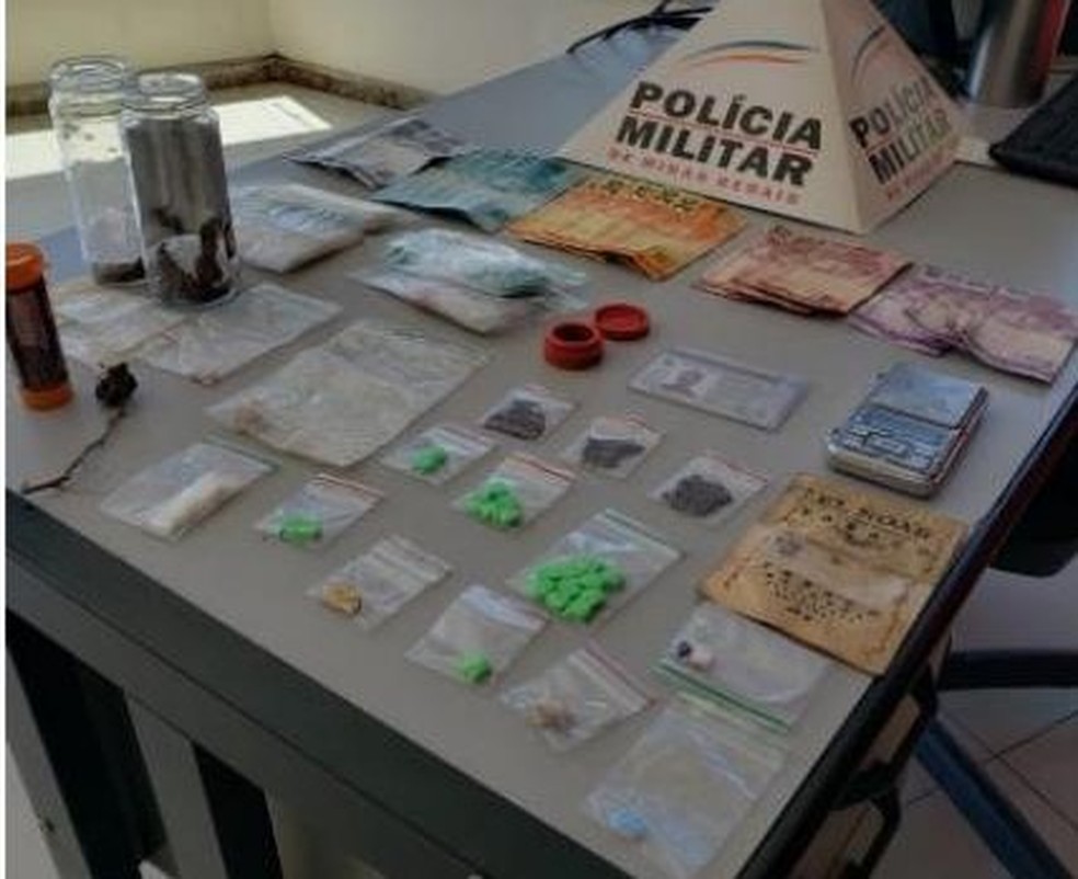 Denúncias de tráfico levam PM à casa de jovem que foi preso com drogas sintéticas e dinheiro em Barbacena