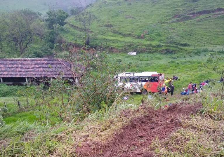 Uma pessoa morre em acidente com micro-ônibus da Prefeitura de Cataguases na BR-267