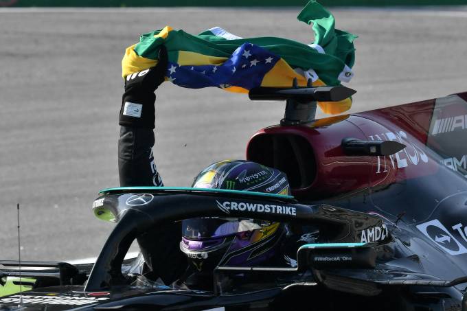 Hamilton vence após duelo épico com Verstappen no GP de São Paulo