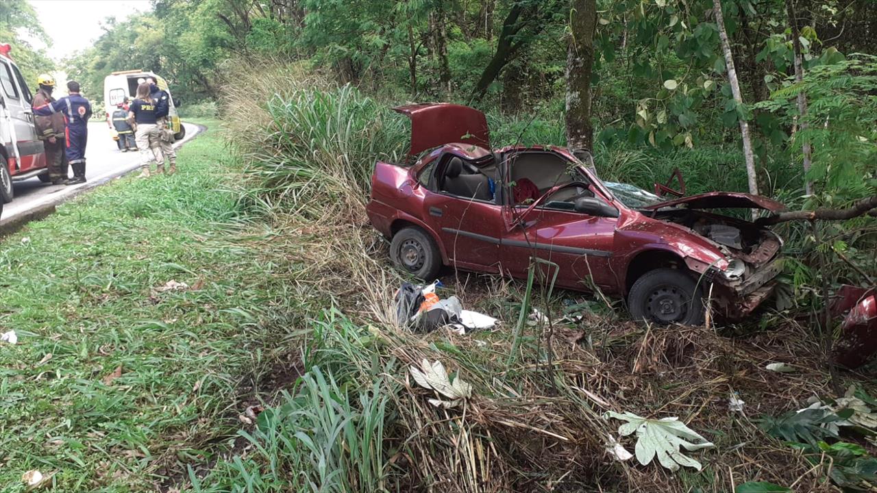 Homem e criança morrem em acidente na BR-040 em Ewbank da Câmara