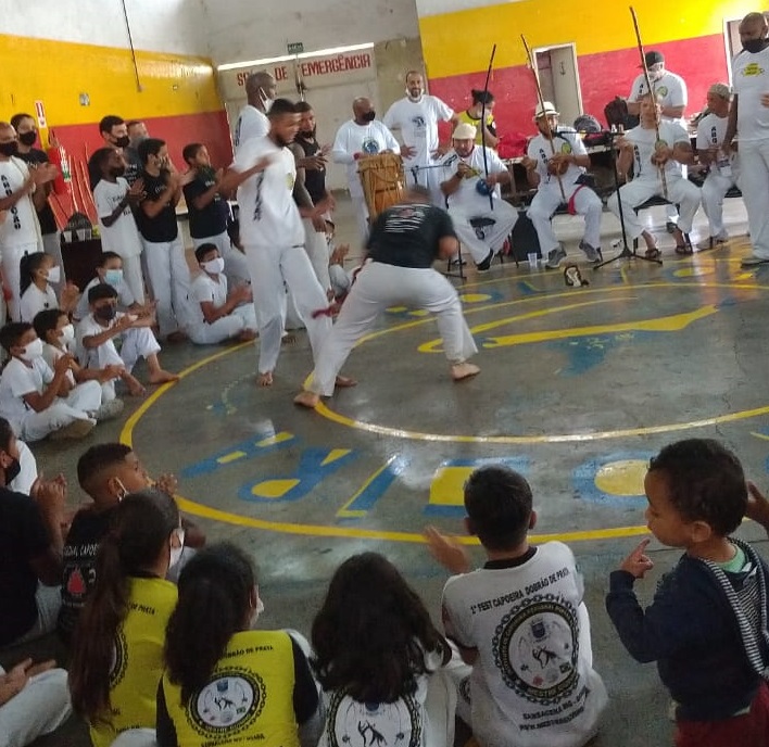 Alunos do Centro de Capoeira Guerreiros da Liberdade são batizados e trocam de cordas