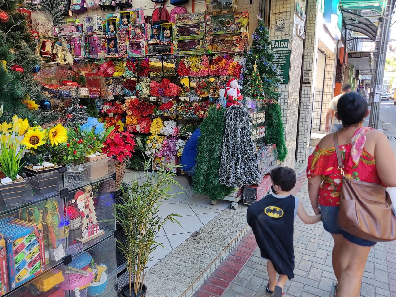 Horário especial de Natal no comércio começa neste sábado em Santos Dumont