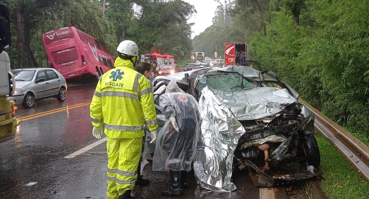 Colisão entre carro e ônibus na BR-040 deixa cinco mortos e um ferido grave