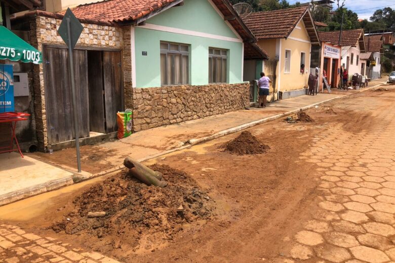 Vídeo: Santana do Deserto é atingida por tromba d'água; cerca de 50 famílias estão desalojadas