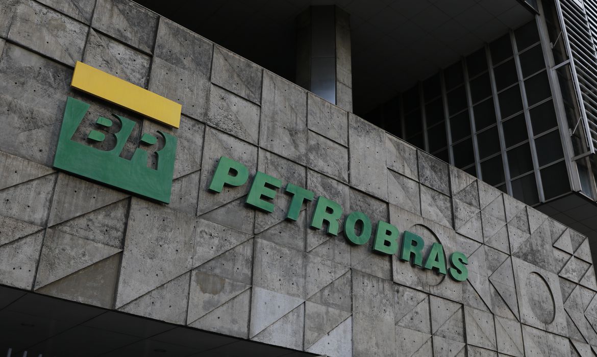 Petrobras oferece 757 vagas em concurso, com salário de R$ 11.700