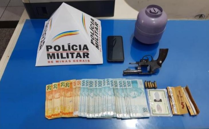 Polícia Militar cumpre mandado de busca e apreensão em residência no bairro da Glória