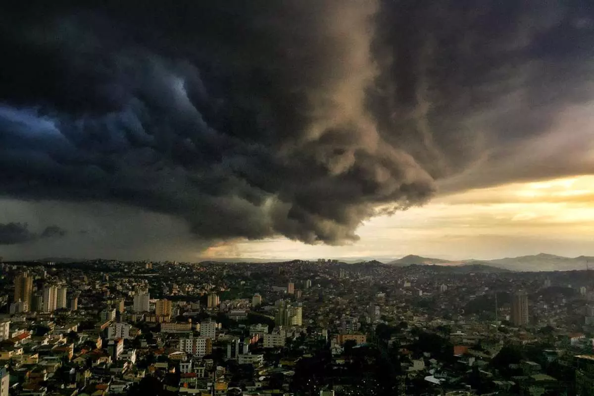 O intenso volume de chuva causa estragos em todo estado