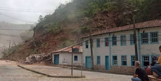 VÍDEO: morro da Forca desaba em Ouro Preto e atinge pelo menos dois casarões