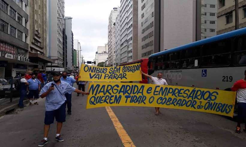 Manifestação em JF denuncia 'fim do cobrador de ônibus' e anuncia greve