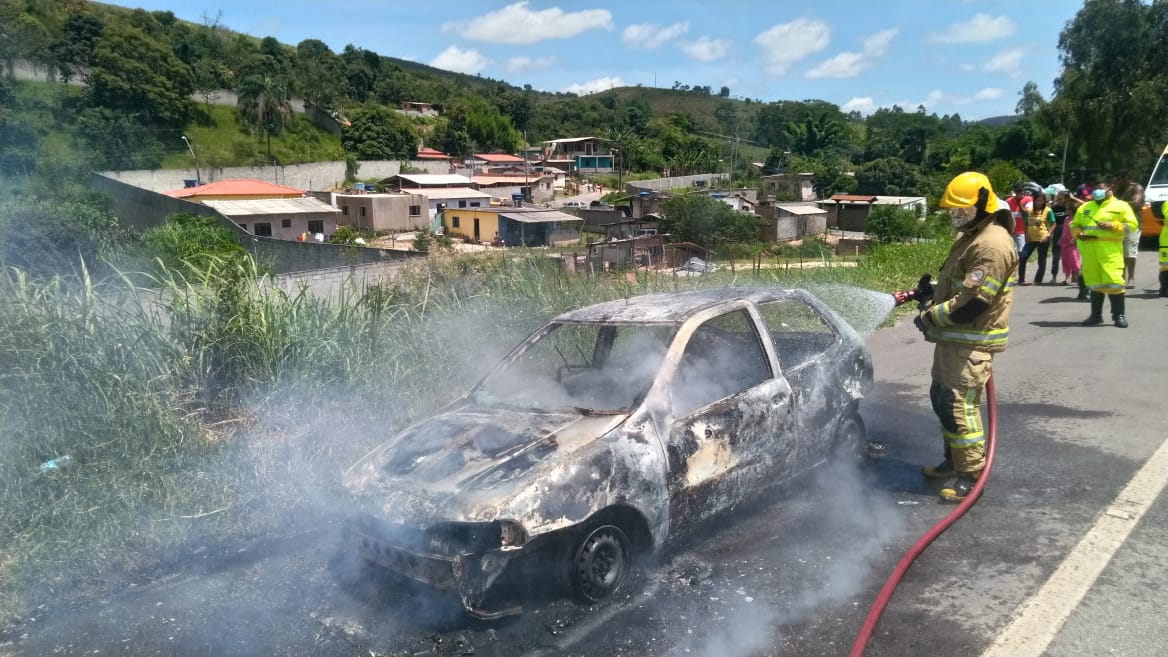 Carro é totalmente consumido pelas chamas na BR-040