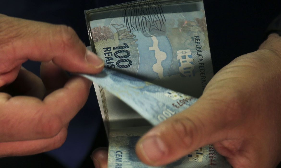 Auxílio Brasil: valor mínimo para cada família é R$ 400