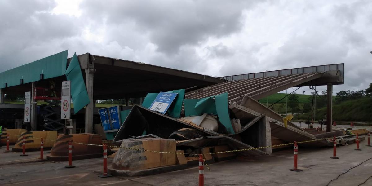 Vídeo: carreta derruba parte da estrutura de pedágio na BR-040, próximo a Conselheiro Lafaiete