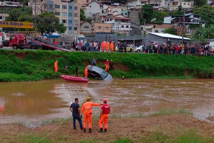 Homem morre após carro cair no Rio Paraibuna em Juiz de Fora